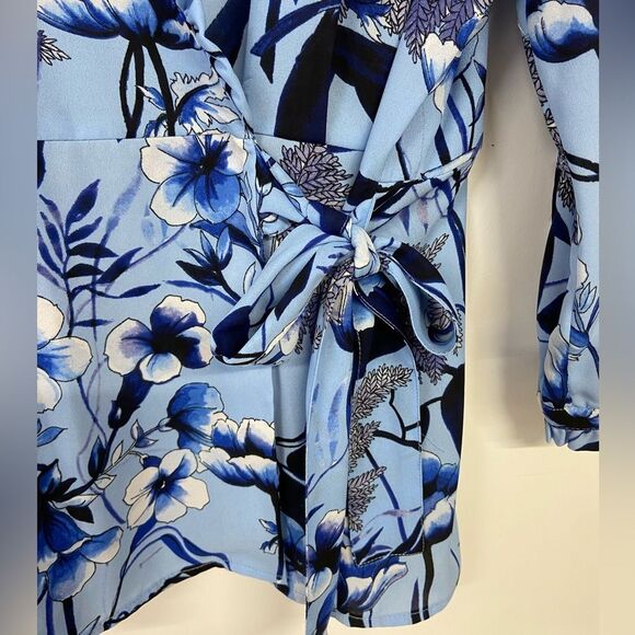 KARL LAGERFELD PARIS Floral-Print Wrap Blouse. Size L/XL - Picture 4 of 9